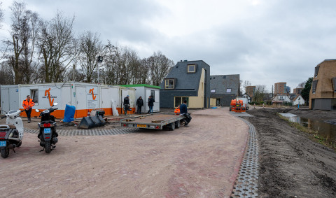Radix en Veerman bouwkeet met aanhanger ervoor