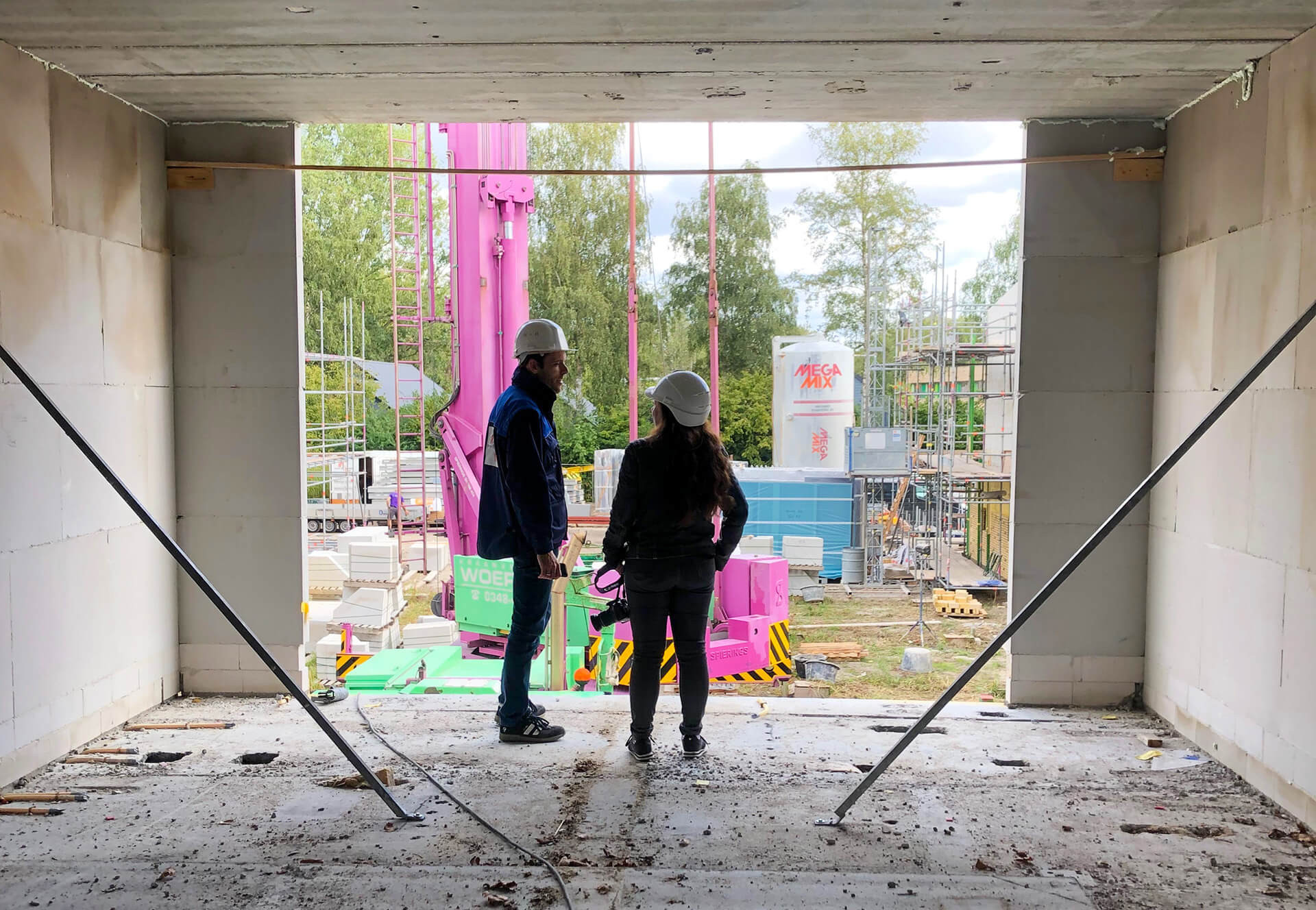 Radix Veerman praten op bouwterrein