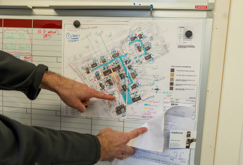 Radix Veerman vingers wijzen naar plan